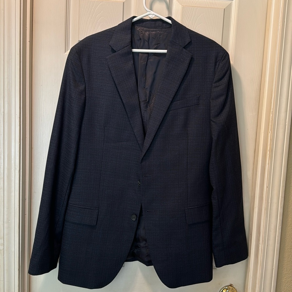 NWT beautiful Mens Navy Blue/black sports coat by Kenneth Cole. Size 42 long